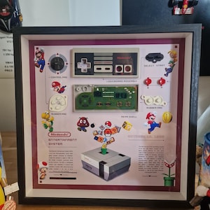 Può includere: Un set di tre tazze in ceramica con smalto screziato color crema. Ogni tazza presenta un design dipinto a mano diverso: una foglia blu e verde, un fiore giallo e una bacca rossa. Le tazze hanno una forma semplice e arrotondata.