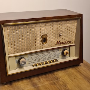 vintage bluetooth 5.0 speaker in old radio.