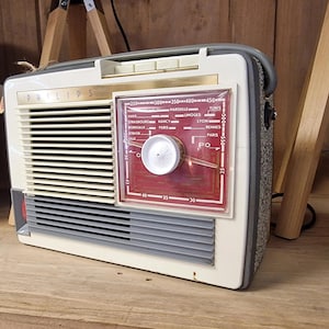 Philips Bluetooth speaker in old radio