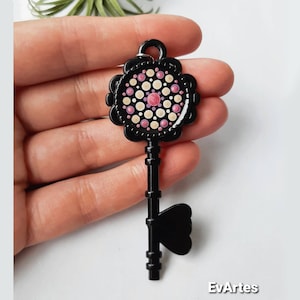 Llavero de mandala pintado de rosa y morado para las llaves de su nuevo hogar, llavero de esqueleto de metal rústico, regalo de cierre de agente inmobiliario