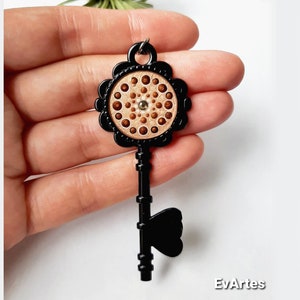 Llavero vintage de mandala pintado en Cooper, adornado con gemas y acabado de resina. Llaves de metal negro para nuevos propietarios y regalos de cierre de inmobiliaria.
