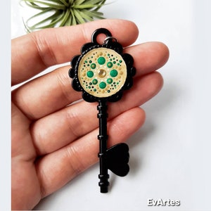 Llavero de mandala con llave esqueleto de metal negro, estilo victoriano, pintado a mano. Idea de regalo rústica para clientes inmobiliarios.