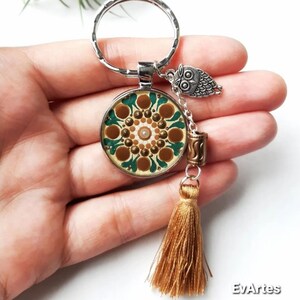 Llavero de coche con diseño de mandala rosa y morado pintado a mano con acabado de resina y una cuenta de cuarzo rosa real, llavero bohemio con tirador de cremallera para su bolso.