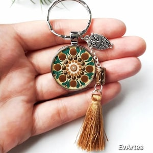 Porte-clés de voiture mandala bleu et jaune avec finition artistique en résine UV, porte-clés bohème peint à la main, idée cadeau à breloques pour femme,