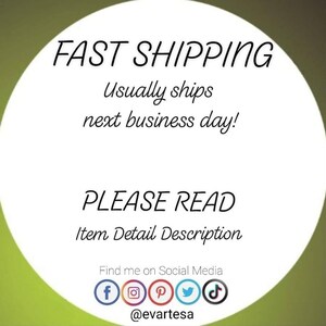 K&ouml;nnte beinhalten: Wei&szlig;er Kreis mit schwarzem Text, der "FAST SHIPPING Usually ships next business day! PLEASE READ Item Detail Description Find me on Social Media" lautet, mit Symbolen f&uuml;r Facebook, Instagram, Pinterest, Twitter und TikTok. Der Text "@evartesa" befindet sich unter den Symbolen.