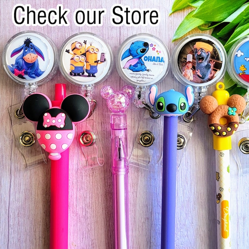 Puede incluir: Seis portagajes retr&aacute;ctiles de colores con diferentes dise&ntilde;os de personajes de dibujos animados. Los dise&ntilde;os incluyen Mickey Mouse, Stitch, una dona, un oso brillante, los Minions y un personaje azul con el texto "Ohana" en la placa.