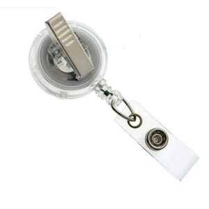 Op de afbeelding: Een transparante intrekbare badgehouder met een zilveren clip en een transparante plastic band. De band heeft een metalen ring en een transparante plastic badgehouder.