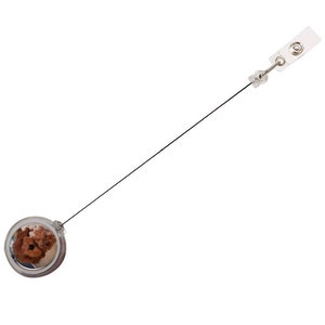 Op de afbeelding: Een intrekbare badgehouder met een transparante plastic cirkel met een bruine hond. De houder heeft een zwart intrekbaar koord en een zilveren clip.
