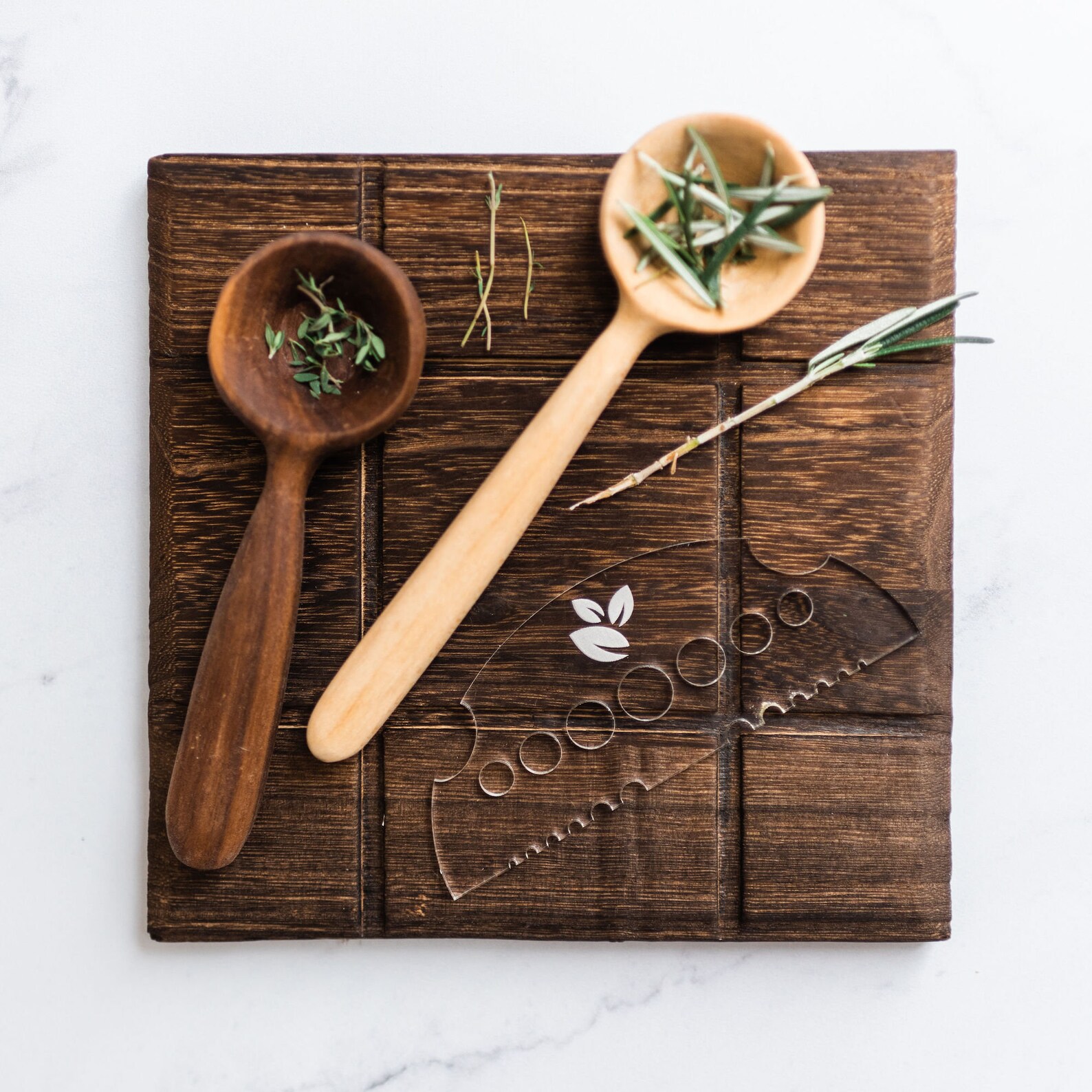 2-in-1 Herb Stripper & Cutter Tool - Stainless Steel Kitchen Gadget For Parsley, Cilantro, Rosemary, Thyme (Green)