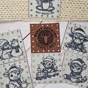 Puede incluir: Una colección de etiquetas decorativas con varios diseños. Una etiqueta presenta el texto "Wild West Roast" con una taza de café y un sombrero de vaquero. Otras etiquetas tienen ilustraciones de vacas y muñecos de nieve. También es visible el texto "Merry Country Christmas".