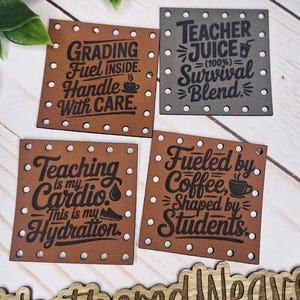 Peut inclure: Quatre dessous de verre carrés, marron et gris, sur le thème des enseignants, avec des points blancs. Chaque dessous de verre présente une phrase différente en texte noir : "Grading Fuel Inside. Handle With Care," "Teacher Juice (100%) Survival Blend," "Teaching is my Cardio. This is my Hydration," et "Fueled by Coffee, Shaped by Students."