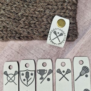 Etiquetas personalizadas para deportes, lacrosse, LAX, con remaches, estilo Chicago, sin costuras, de piel sintética, para máquina de tejer, ganchillo y gorros con orejeras.