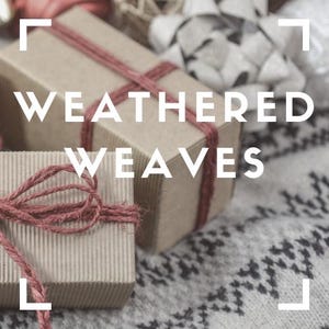 Op de afbeelding: Twee rechthoekige geschenkdozen verpakt in bruin kraftpapier en vastgebonden met rustiek rood touw. De dozen liggen op een grijs en wit textiel met een patroon. De tekst WEATHERED WEAVES staat in witte hoofdletters over het midden van de afbeelding.