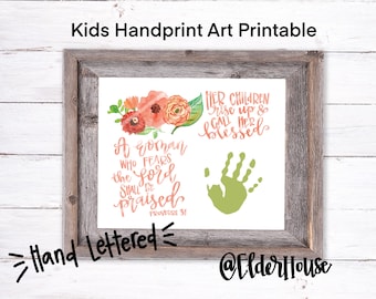 Pode incluir: Um design de arte de impressão de mão imprimível com um fundo floral e o texto "Uma mulher que teme o Senhor será louvada Provérbios 31" e "Seus filhos se levantam e a chamam de abençoada". O design também inclui uma impressão de mão verde.