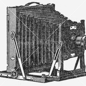 Puede incluir: Una ilustración vintage en blanco y negro de una cámara de gran formato con un fuelle y una lente en la parte delantera. La cámara está en un trípode y tiene un asa en la parte superior.