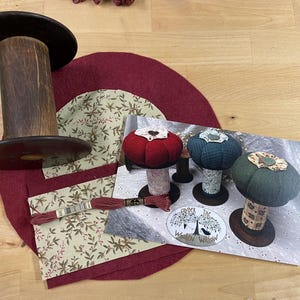 Zestaw do samodzielnego wykonania poduszki na szpilkę w stylu vintage: tkaniny wełniane i bawełniane