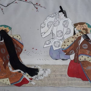 Può includere: Una stampa giapponese su legno vintage che raffigura quattro figure in abiti tradizionali. Le figure sono sedute su un tappetino di paglia con un ramo di ciliegio sullo sfondo. La stampa è in tonalità di marrone, bianco e blu.