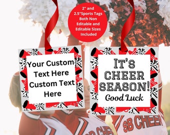 Könnte beinhalten: Zwei Cheerleader halten rote und weiße Schilder mit schwarzen Buchstaben hoch. Das Schild links sagt "Your Custom Text Here Custom Text Here". Das Schild rechts sagt "It's Cheer Season! Good Luck".