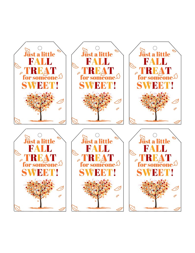 Op de afbeelding: Zes printbare cadeaulabels met een herfstthema met een boom en bladeren. De labels zeggen "Just a little fall treat for someone sweet!"