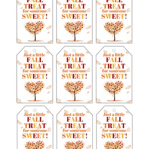 Op de afbeelding: Negen printbare cadeaulabels met een gestileerde oranje, gele en rode boom met bladeren. De labels hebben de tekst "Just a little FALL TREAT for someone SWEET!" op elk label.