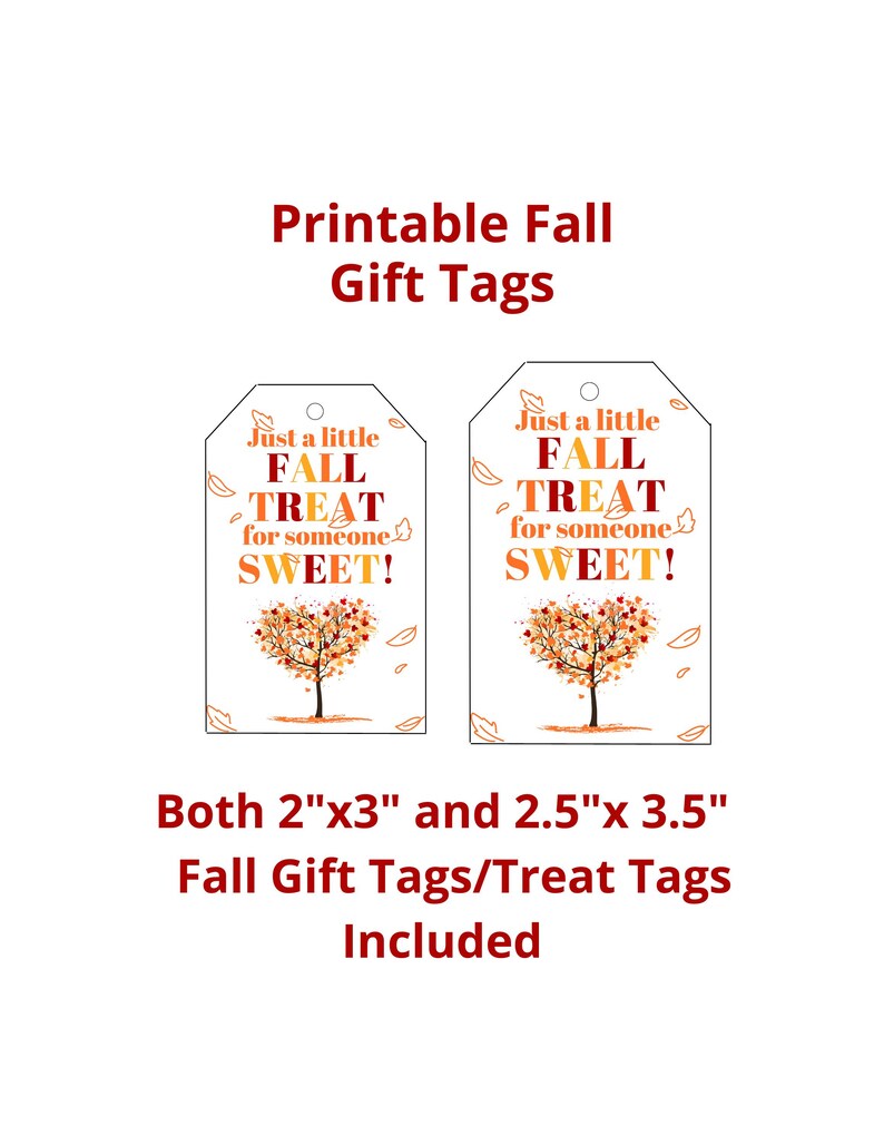Op de afbeelding: Printbare herfst-cadeautje-etiketten met een boomontwerp en de tekst "Just a little fall treat for someone sweet!" in twee maten: 2" x 3" en 2,5" x 3,5".
