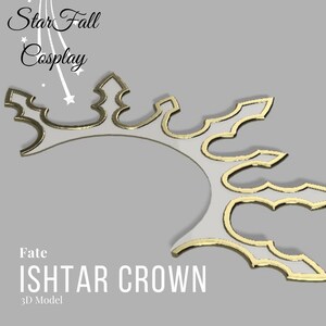 Op de afbeelding: Een 3D-model van een witte en gouden kroon, met de tekst "Fate ISHTAR CROWN 3D Model" eronder. De kroon is een gestileerd ontwerp met een reeks puntige bogen.