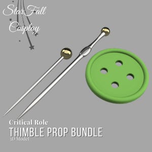 Könnte beinhalten: Ein 3D-Modell-Requisiten-Bundle mit zwei silbernen Fingerhüten mit goldenen Akzenten und einem großen grünen Knopf mit vier Löchern. Der Text "Critical Role THIMBLE PROP BUNDLE 3D Model" steht unten. Das Star Fall Cosplay-Logo befindet sich oben.