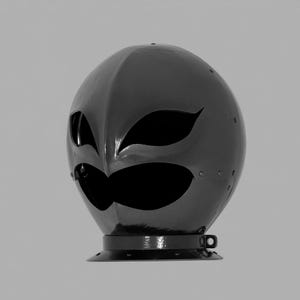 Könnte beinhalten: Ein schwarzer Helm mit einer Gesichtsmaske und zwei Augenöffnungen. Der Helm hat eine abgerundete Form und ein Metallband am unteren Rand.