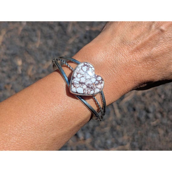Native Am Sterling Silver Cuff White Horse Heart Stone  display picture 1