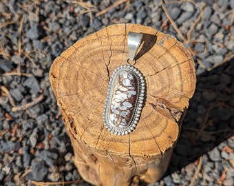 Colgante de magnesita de búfalo blanco en plata de ley Navajo, hecho a mano y firmado.