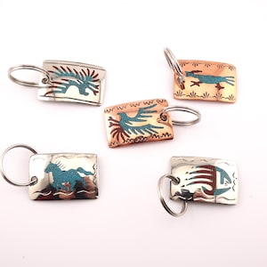 Navajo Nickel oder Kupfer Chip Türkis/Koralle Inlay Schlüsselanhänger - Handgefertigtes Accessoire der amerikanischen Ureinwohner