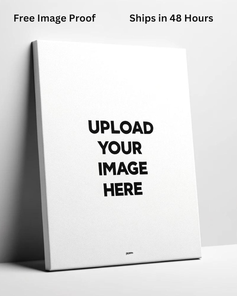 Pu&ograve; includere: Stampa su tela bianca con il testo "UPLOAD YOUR IMAGE HERE" in nero.