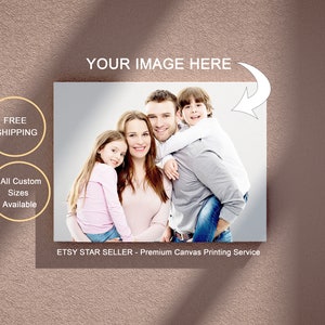 Może przedstawiać: Portret rodzinny na białym pł&oacute;tnie z nałożonym tekstem "YOUR IMAGE HERE". Rodzina składa się z dw&oacute;ch rodzic&oacute;w i dwojga dzieci. Rodzice się uśmiechają, a dzieci patrzą w obiektyw. Tekst "ETSY STAR SELLER - Premium Canvas Printing Service" znajduje się na dole pł&oacute;tna.