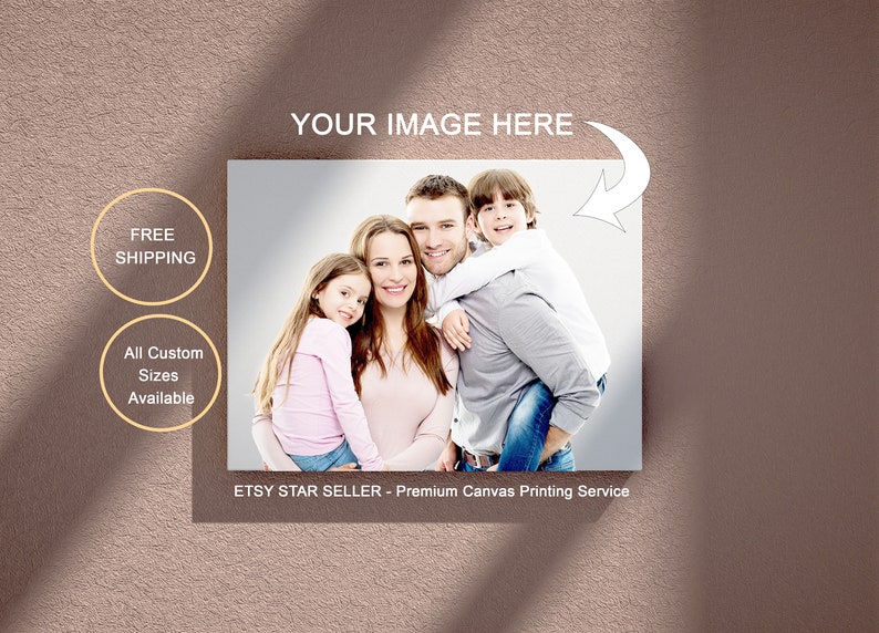 Może przedstawiać: Portret rodzinny na białym pł&oacute;tnie z nałożonym tekstem "YOUR IMAGE HERE". Rodzina składa się z dw&oacute;ch rodzic&oacute;w i dwojga dzieci. Rodzice się uśmiechają, a dzieci patrzą w obiektyw. Tekst "ETSY STAR SELLER - Premium Canvas Printing Service" znajduje się na dole pł&oacute;tna.