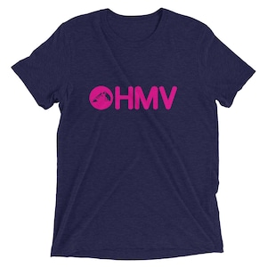 Op de afbeelding: Een marineblauw t-shirt met een roze cirkel en de tekst "HMV" in roze.