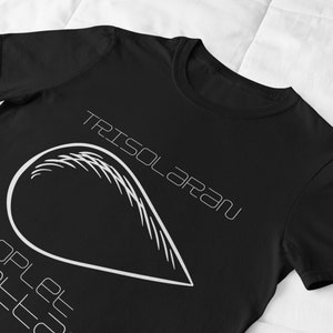Könnte beinhalten: Schwarzes T-Shirt mit einer weißen Grafik in Form einer Träne und dem Text "Trisolaran" und "Droplet of Alto"