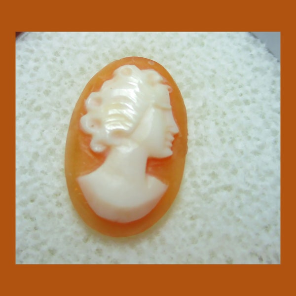 CAMEO SHELL CAMEO – Portrait of a Fine Lady – 14 x 10 mm Oval – Italy – Pre-World War Two – Vintage – New Old Stock