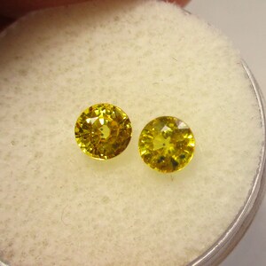 LADY BUG SAPPHIRE – Kenya – Pair of Yellow 4.5 mm Rounds – Natural Material - Vintage 1990s - Made Between India & Maine