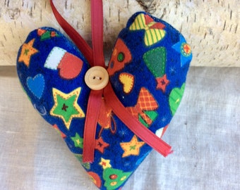 Adorno de corazón de mezclilla reciclada, colgador de puerta de tela hecho a mano
