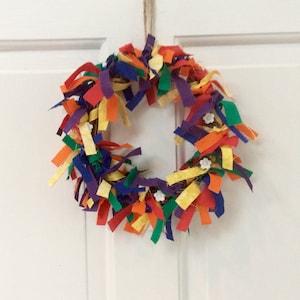 ブドウのつるのレインボーリース、LGBTQ リース、ブドウのつるのリースに手で結んだレインボー生地のストリップ、プレイルームや保育室のアクセント、シャビーシック