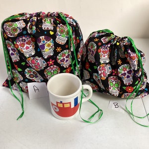 Bolsas con cordón para Halloween, Día de Muertos, Tela de esqueletos del Día de los Muertos con corazones y flores, Bolsas de dulces, Decoraciones de Halloween