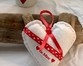 Cœur de la Saint-Valentin cousu main, ornement en feutre blanc, décor de ruban rouge