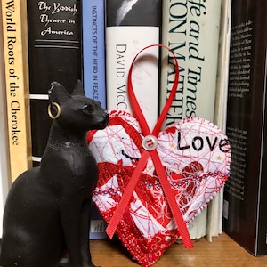 Rustikt rött och vitt trasigt hjärta, alla hjärtans dag-hängande dekoration