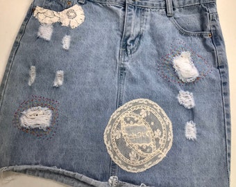 Minijupe en denim recyclé avec dentelle vintage en lin