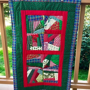 Hand Gequiltete Weihnachten Crazy Quilt, Urlaub Patchwork Tischläufer, 20.5x24