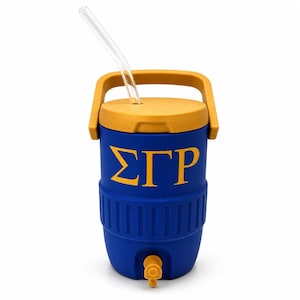 Peut inclure: Une glacière à boisson bleu roi avec un couvercle, une poignée et un robinet jaunes. L'avant présente les lettres grecques Sigma Gamma Rho en jaune. Une paille en plastique transparent et courbée dépasse du couvercle. Texture nervurée au milieu.