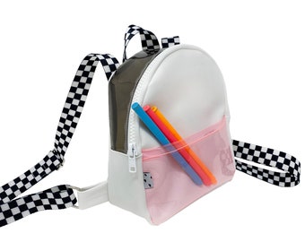 Mini mochila blanca + rosa claro + humo / piel sintética vegana / mochila de vinilo con correa a cuadros / mochila de PVC