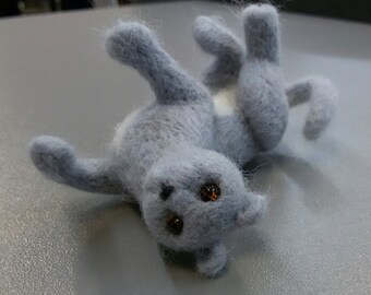 Needle felted British cat. Playful kitty. Miniature Silver grey cat. Made in Ukraine.