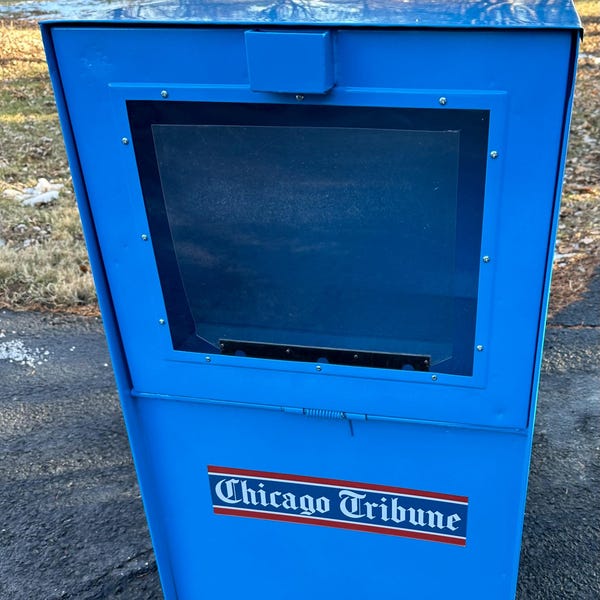 Stojak na płyty winylowe i gazety w stylu retro Chicago Tribune z lat 80.