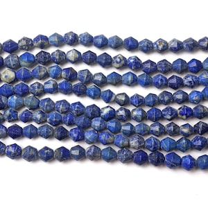 Puede incluir: Una hebra de cuentas de lapislázuli azul oscuro con un diseño facetado en forma de estrella. Las cuentas miden aproximadamente 6 mm.